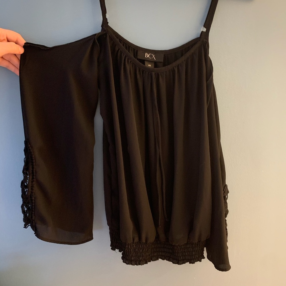 Blouse with detached sleeves and lacy accents